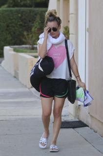 Kaley Cuoco feet photo thumbnail
