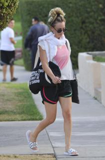 Kaley Cuoco feet photo thumbnail