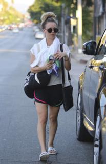 Kaley Cuoco feet photo thumbnail
