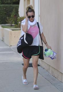 Kaley Cuoco feet photo thumbnail