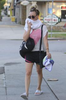Kaley Cuoco feet photo thumbnail