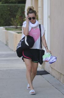 Kaley Cuoco feet photo thumbnail
