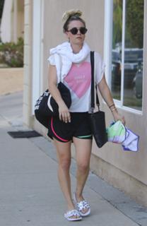 Kaley Cuoco feet photo thumbnail