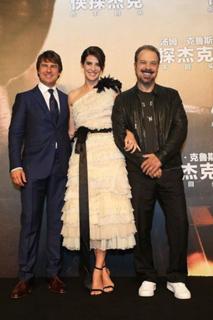 Cobie Smulders feet photo thumbnail