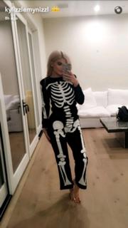 Kylie Jenner feet photo thumbnail