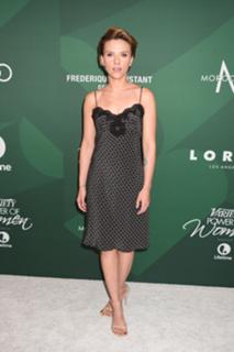 Scarlett Johansson feet photo thumbnail