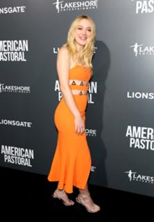 Dakota Fanning feet photo thumbnail