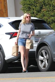 Kirsten Dunst feet photo thumbnail