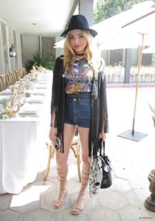 Peyton List feet photo thumbnail