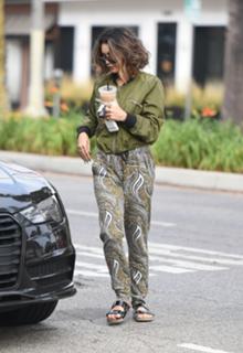 Vanessa Hudgens feet photo thumbnail