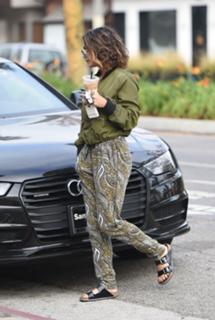 Vanessa Hudgens feet photo thumbnail