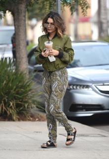 Vanessa Hudgens feet photo thumbnail