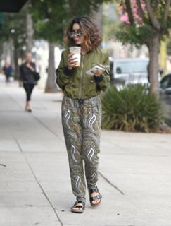 Vanessa Hudgens feet photo thumbnail