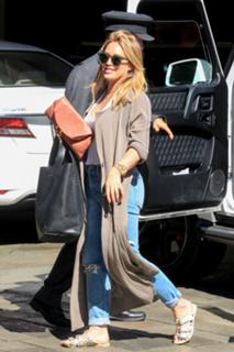 Hilary Duff feet photo thumbnail