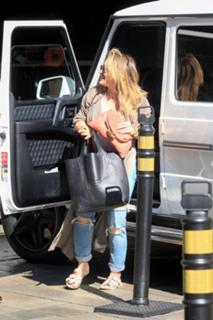 Hilary Duff feet photo thumbnail