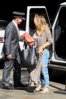 Hilary Duff feet photo thumbnail