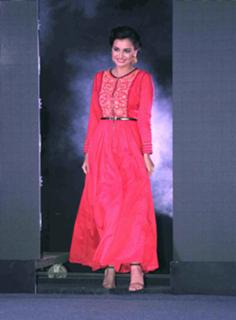 Dia Mirza feet photo thumbnail