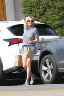 Kirsten Dunst feet photo thumbnail
