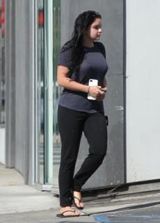 Ariel Winter feet photo thumbnail