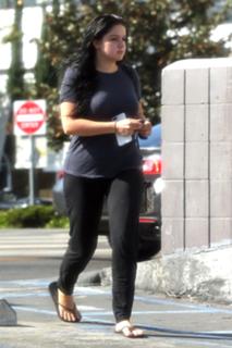 Ariel Winter feet photo thumbnail