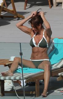 Melanie Sykes feet photo thumbnail