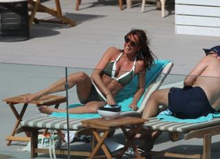 Melanie Sykes feet photo thumbnail
