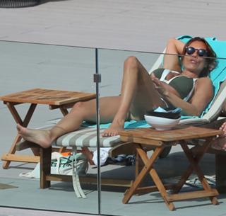 Melanie Sykes feet photo thumbnail