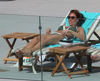 Melanie Sykes feet photo thumbnail
