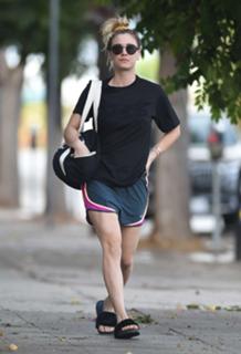 Kaley Cuoco feet photo thumbnail