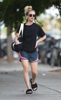 Kaley Cuoco feet photo thumbnail