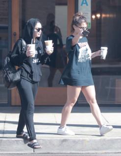 Vanessa Hudgens feet photo thumbnail