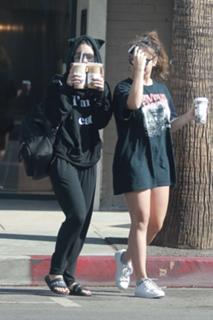 Vanessa Hudgens feet photo thumbnail