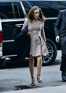 Natalie Portman feet photo thumbnail