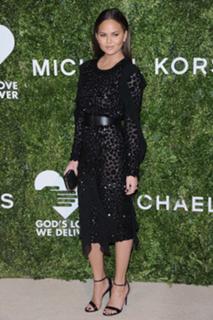 Chrissy Teigen feet photo thumbnail