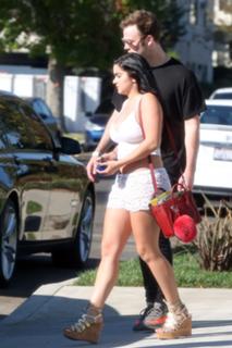 Ariel Winter feet photo thumbnail