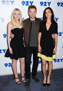 Dakota Fanning feet photo thumbnail