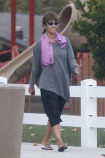 Halle Berry feet photo thumbnail
