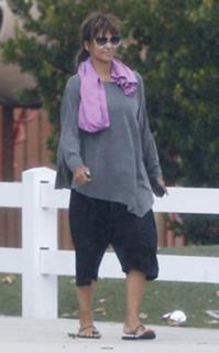 Halle Berry feet photo thumbnail