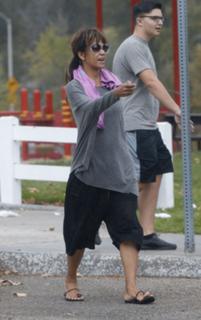 Halle Berry feet photo thumbnail