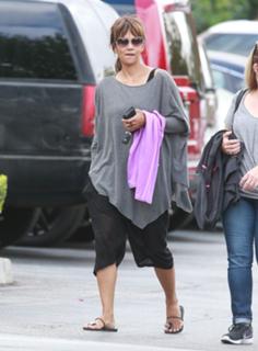Halle Berry feet photo thumbnail