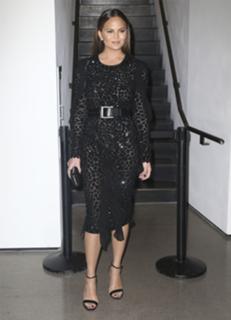 Chrissy Teigen feet photo thumbnail