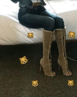 Pia Mia feet photo thumbnail