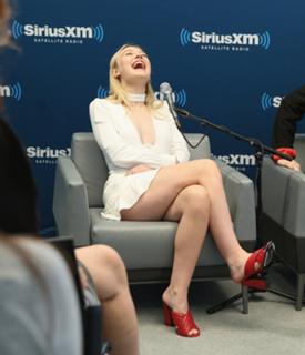 Dakota Fanning feet photo thumbnail