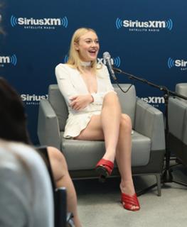 Dakota Fanning feet photo thumbnail