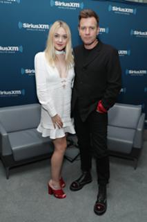 Dakota Fanning feet photo thumbnail