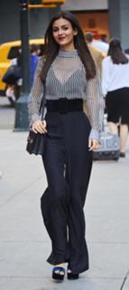 Victoria Justice feet photo thumbnail