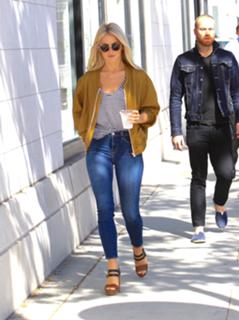 Julianne Hough feet photo thumbnail