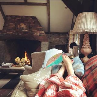 Kelly Brook feet photo thumbnail