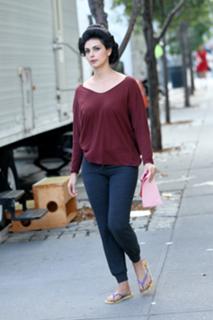 Morena Baccarin feet photo thumbnail
