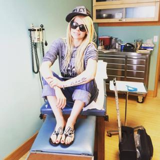 Avril Lavigne feet photo thumbnail